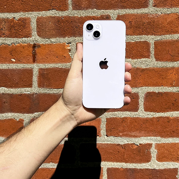 Sắc tím trên iPhone 14 bản thường sẽ dần trở nên nhạt hơn khi sản phẩm dưới ánh nắng trực tiếp